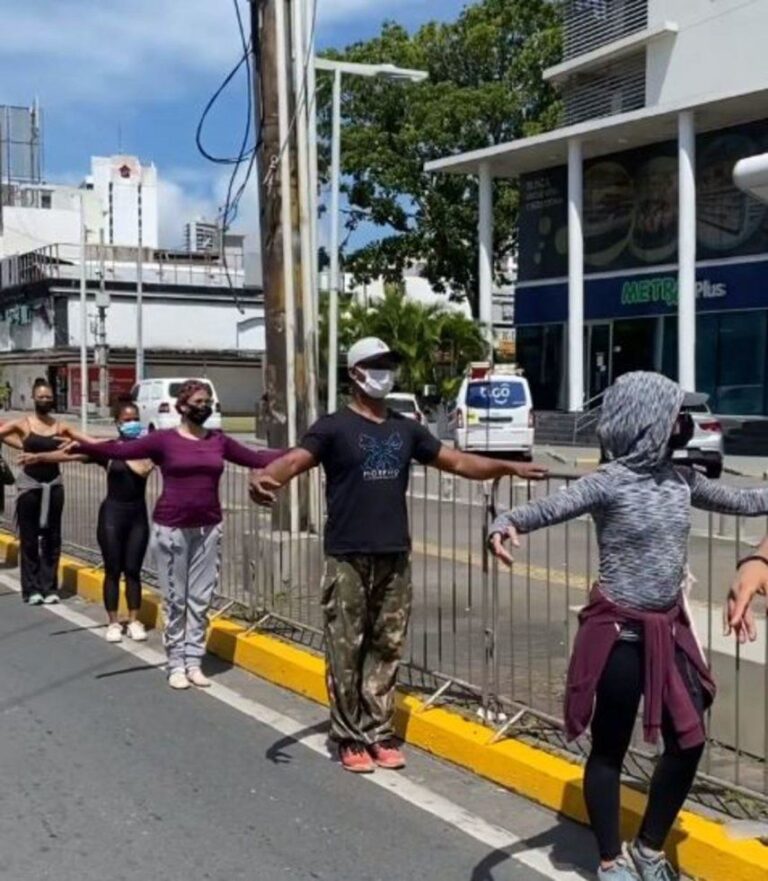 艺术家在街头上芭蕾课以此抗议并要求重开巴尔博亚剧院