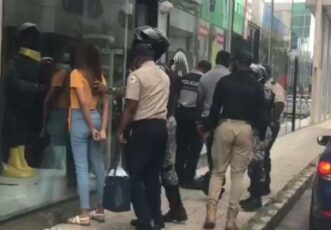 两女子在科隆自由区盗窃衣服被当场逮捕