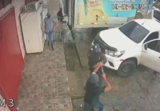 两匪徒企图抢走保安配枪 期间双方开火对峙