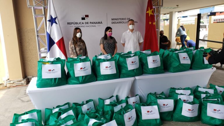 中国驻巴拿马大使馆向Río Bajo社区弱势家庭捐赠500袋食品