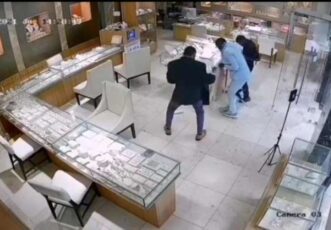 又一宗抢劫案被监控录像全彩记录