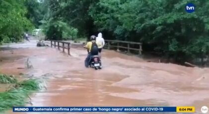 强降雨导致Arraijan几个社区的河流泛滥和道路被淹
