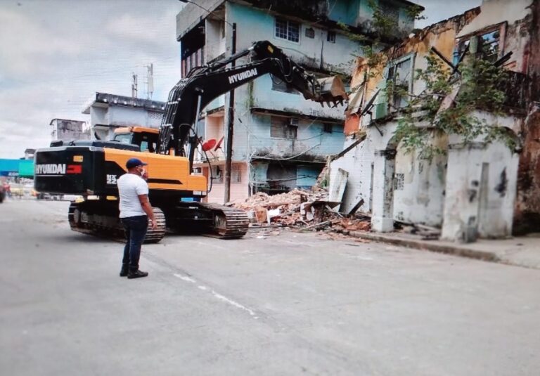 科隆市区开始拆除旧式建筑住宅楼
