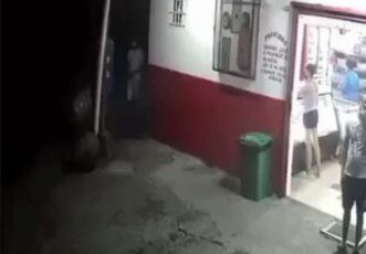 圣市一伙食铺被持械抢劫 匪徒拿着现金袋从容地离去