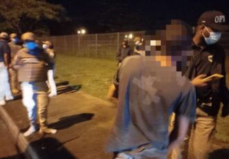 当局在Merca Panama市场外拘捕了四名非法居留外国人