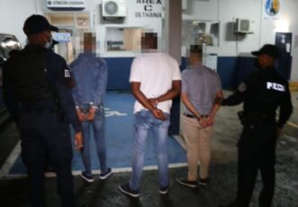 三名男子涉嫌在购物中心盗窃车辆被捕