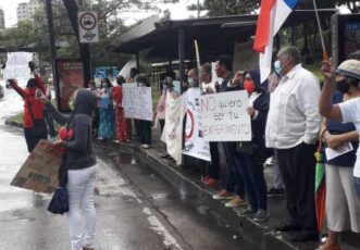 一群民众上街抗议强制接种疫苗：政府应公开疫苗合同