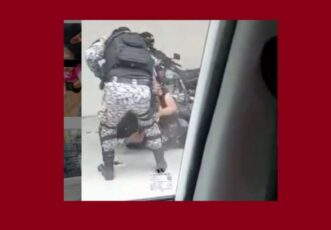 男子拒绝戴口罩并与骑警对峙 最后被拘捕