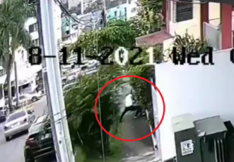 男子在 12 de Octubre大街上公然抢劫一妇女手袋
