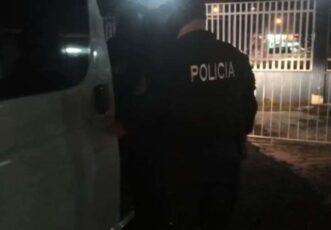 两匪徒当街抢劫一名商人后被捕