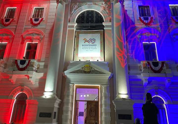 巴拿马市议会以点灯仪式开始庆祝国庆节