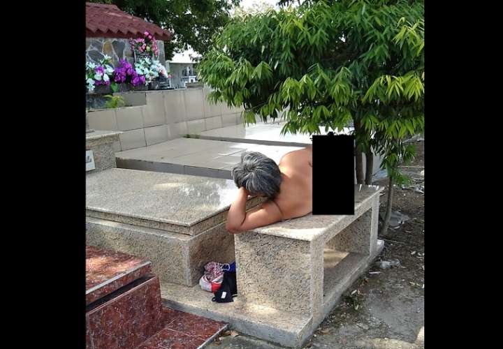 一名裸体女人被发现躺在奇省大卫墓地的坟墓上
