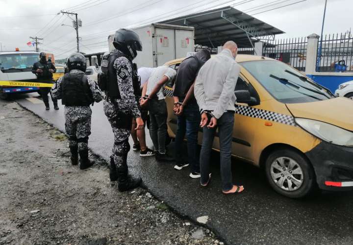 匪徒用假枪支行劫 在逃走过程中被逮捕