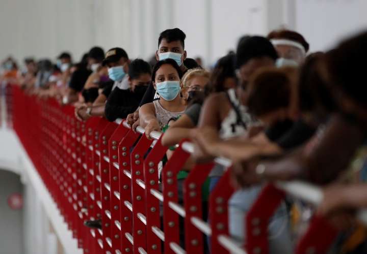 首宗omicron病例后 巴拿马疫苗接种中心人满为患