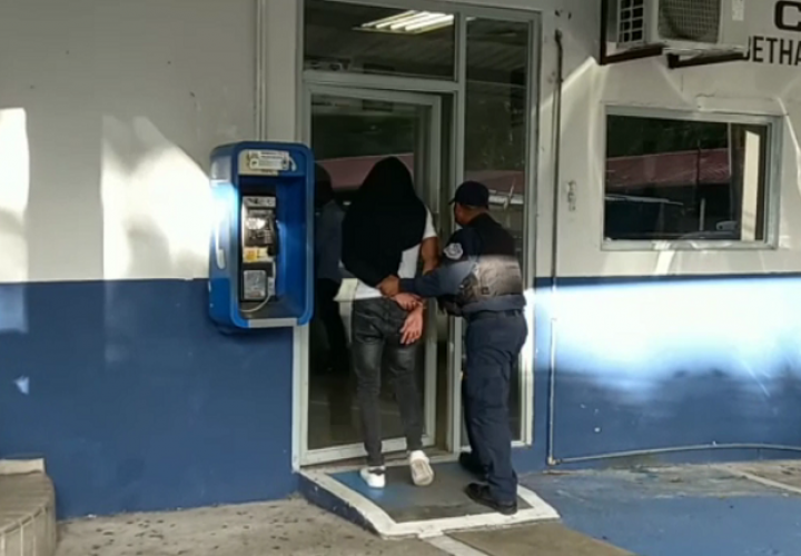 El Ingenio一电脑经营场所遭到抢劫 一匪徒被捕 另一人逃脱