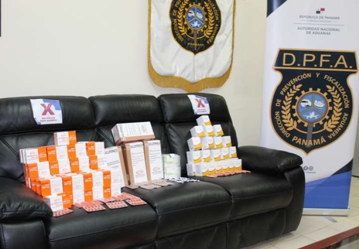 亚洲商人的仓库被查获18,500样怀疑走私药品