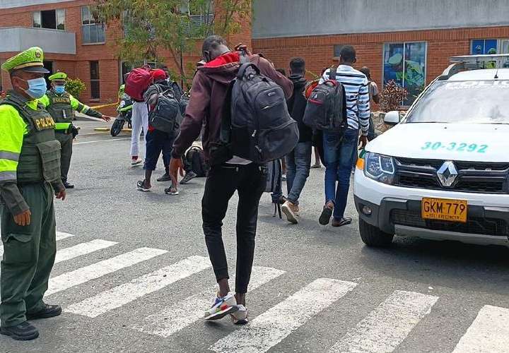 准备通过边境入境巴拿马的43名不同国籍非法移民被抓获