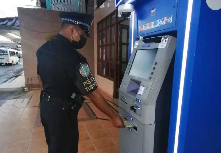 一警员在科隆岛ATM机内发现现金后主动归还给银行