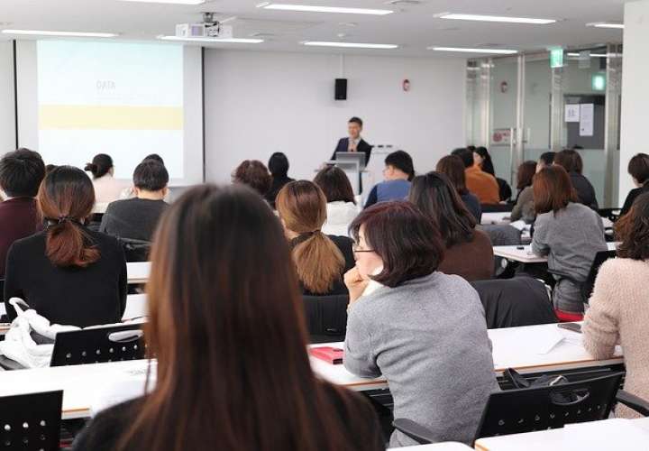 正式开学：私立学校入学率下降15.8% 公立上升5%