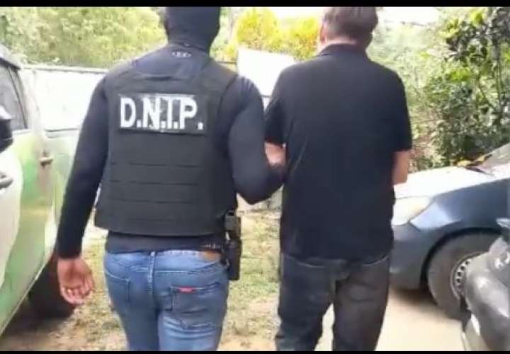 被巴警逮捕的俄罗斯男子藏有500张信用卡和借记卡