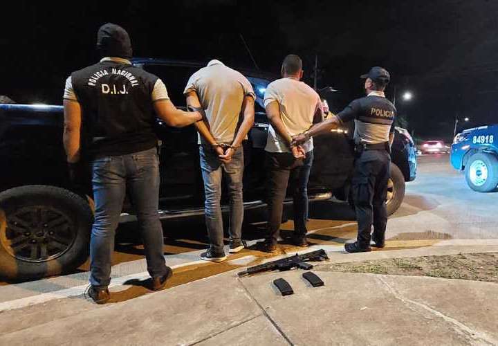 警方拦截在逃走中的抢匪 搜出步枪弹药和现金