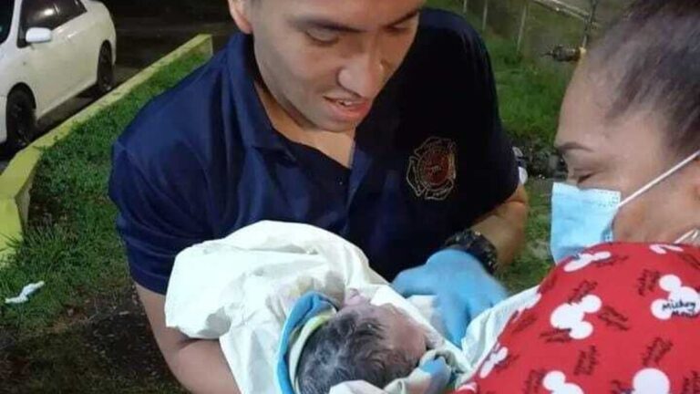 消防员在Pedro Miguel站协助一妇女分娩