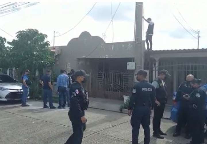 警方通过公交车内被劫手机的GPS追踪到可疑住宅