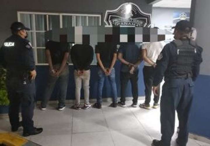 法官对近日盗窃提款机的四人下达社区服务令
