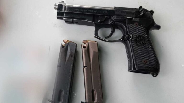 男子因车上有武器和20多枚子弹在Chorrillo逮捕