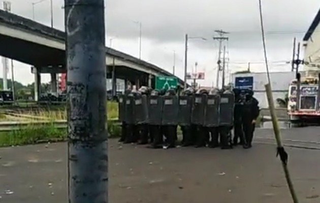 科隆多处道路被封  示威者与防暴警察发生冲突 