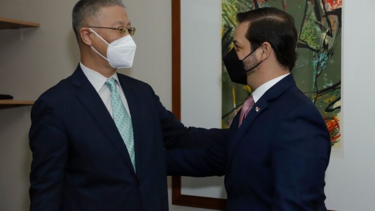 巴拿马与中国加强经贸联系