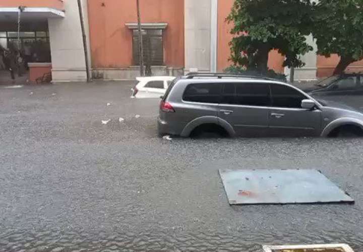周五的强降雨使得巴拿马城街道变成河流