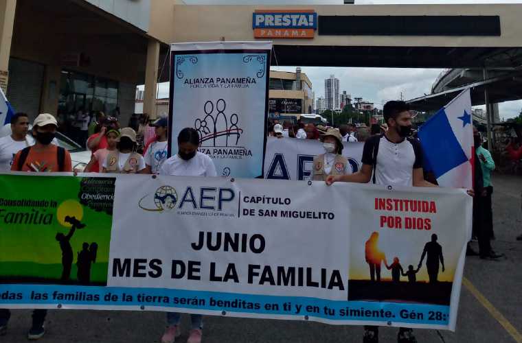 San Miguelito民众举行“家庭月”和平游行