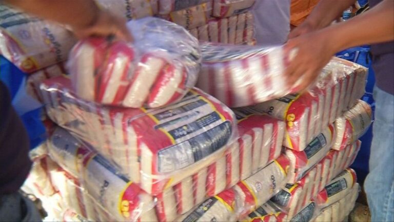 Arraiján市的消费者涌入农贸市场寻找大米 