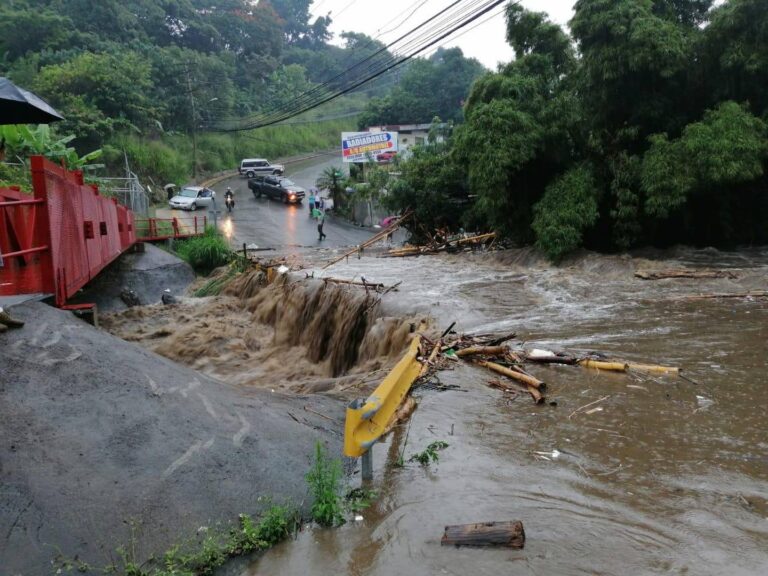 图：周一强暴雨引发了洪水和山体滑坡