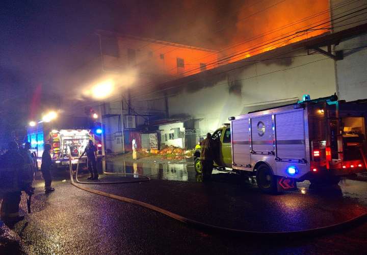 昌吉诺拉市Todo a dollar商店失火 缺水阻碍了救援