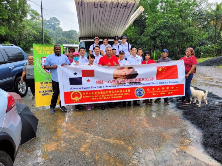 巴拿马华助中心受中国驻巴大使馆委托捐赠水管给Pedregal乡政府