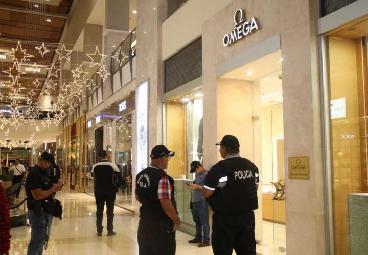 两匪徒进入Multiplaza的名牌表店并抢走手表