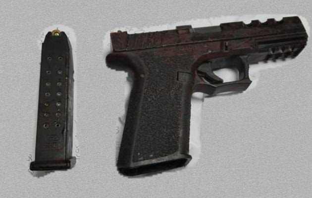 便衣警员遭男子抢劫 在搏斗中开枪还击