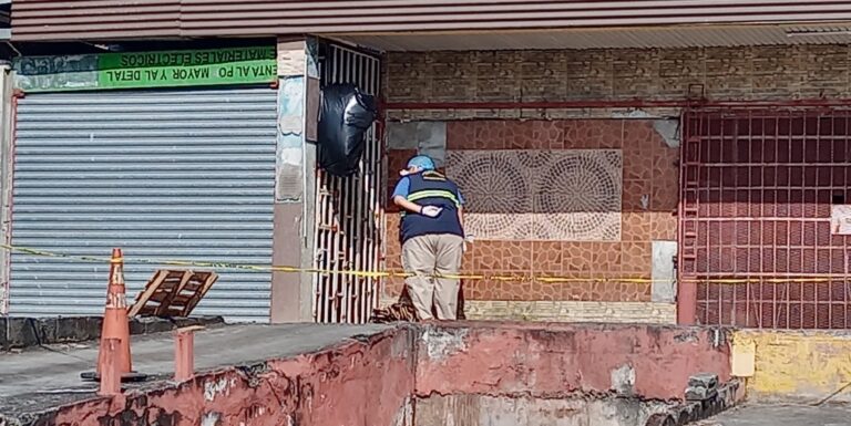 男子被一商业场所铁门卡住后丧命（图）