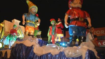 数百人在Veraguas省Santiago市享受圣诞游行