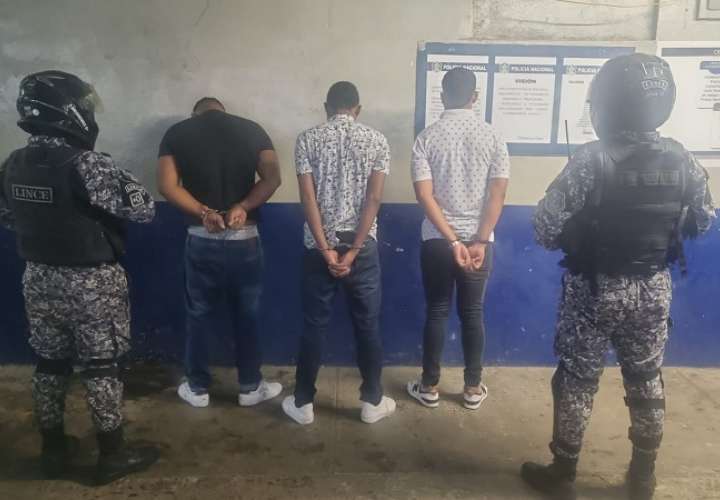 企图在自由区抢劫珠宝店的三人被控三项罪名