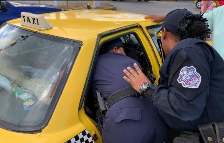 两名女警员在一出租车上帮助妇女分娩