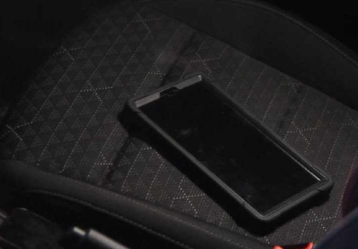 不要把贵重物品留在车内 以防遭到破窗盗窃