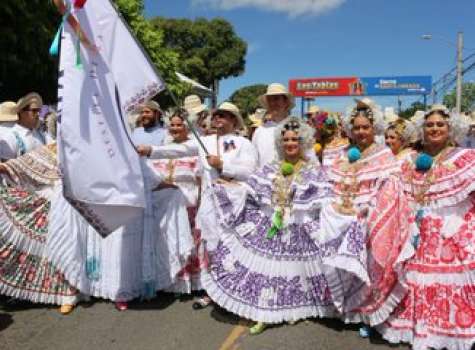 壮观！Las Tablas 千裙节现场传统服装大放异彩