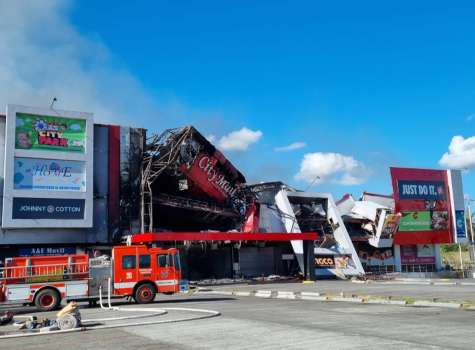 图：奇省City Mall整座百货店被大火烧毁