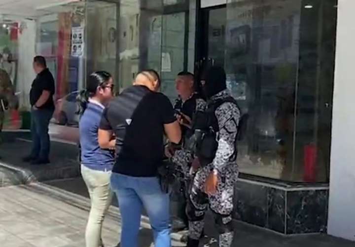 抢匪打劫自由港公司 没找到钱便殴打店员
