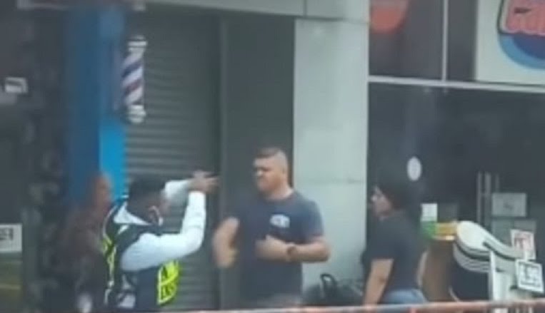 交通警员与一名男司机在奇里基发生肢体冲突