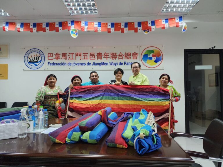巴拿马江门五邑青年联合总会给库纳雅拉原住民灾区捐赠物资