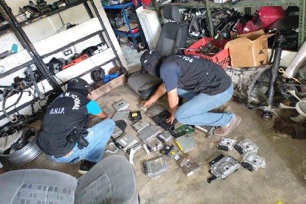 警方在一间维修车房内找回15辆被盗车辆